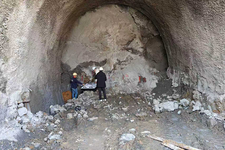骑马岗隧道探地雷达超前预报.jpg